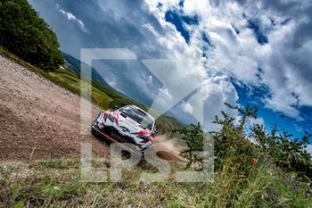 2018-06-10 - Jari-Mattii Latvala e il navigatore Mikka Anttila su Toyota Yaris WRC al passaggio veloce sulla PS4 - RALLY ITALIA SARDEGNA WRC - RALLY - MOTORS